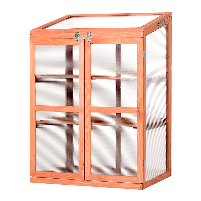 Прямоугольная теплица с поликарбонатными панелями для сохранения тепла растений